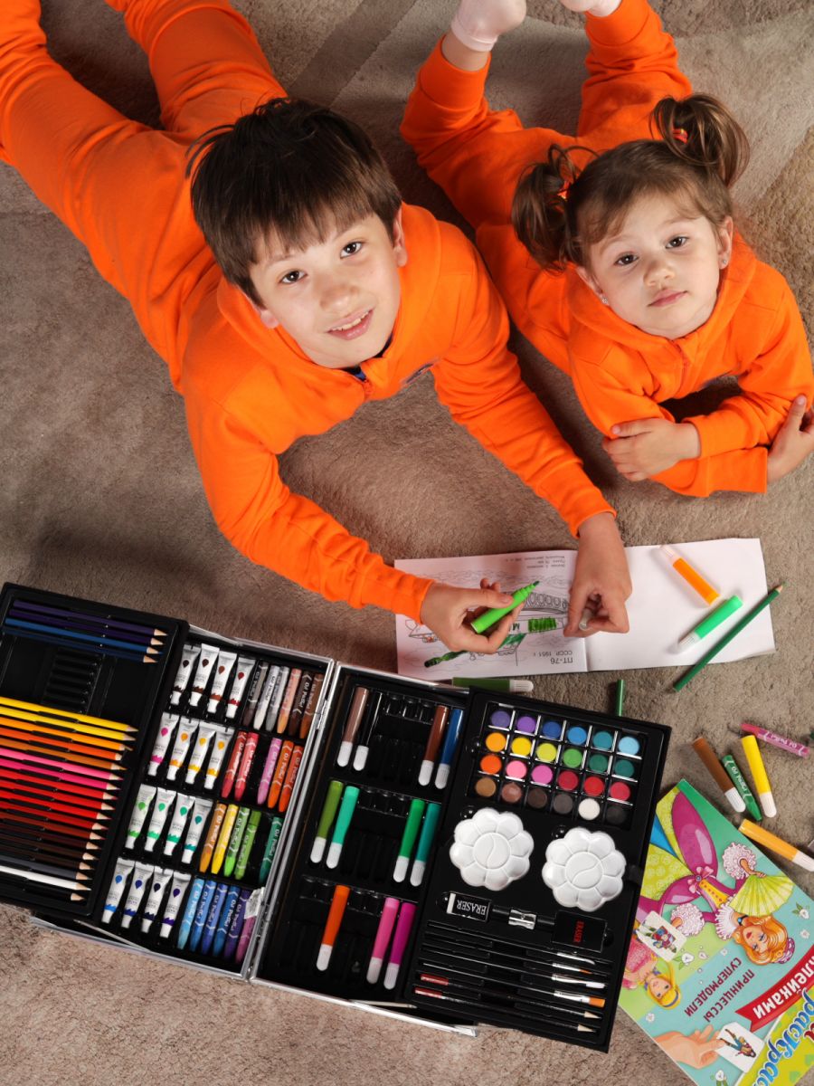 Детский набор для рисования и творчества. Картинг-гонки (145 предметов)